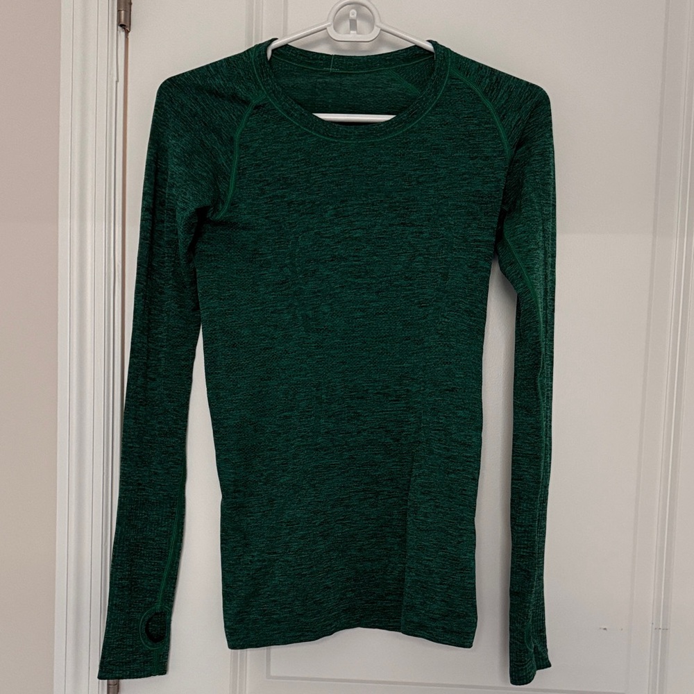 Lulu lemon swiftly tech long sleeve shirt. Hip length. Size 4. Good as new.